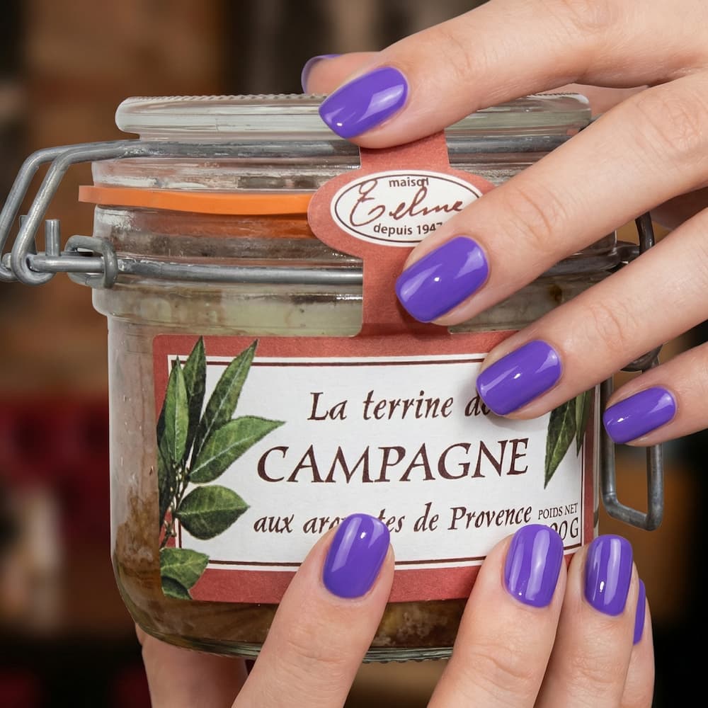 Landterrrine mit Kräutern der Provence