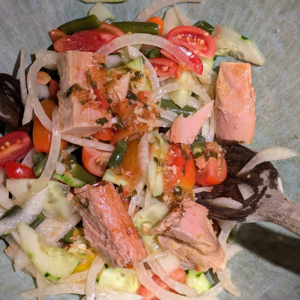 Thunfischfilets in Olivenöl und Frühlingsgemüse