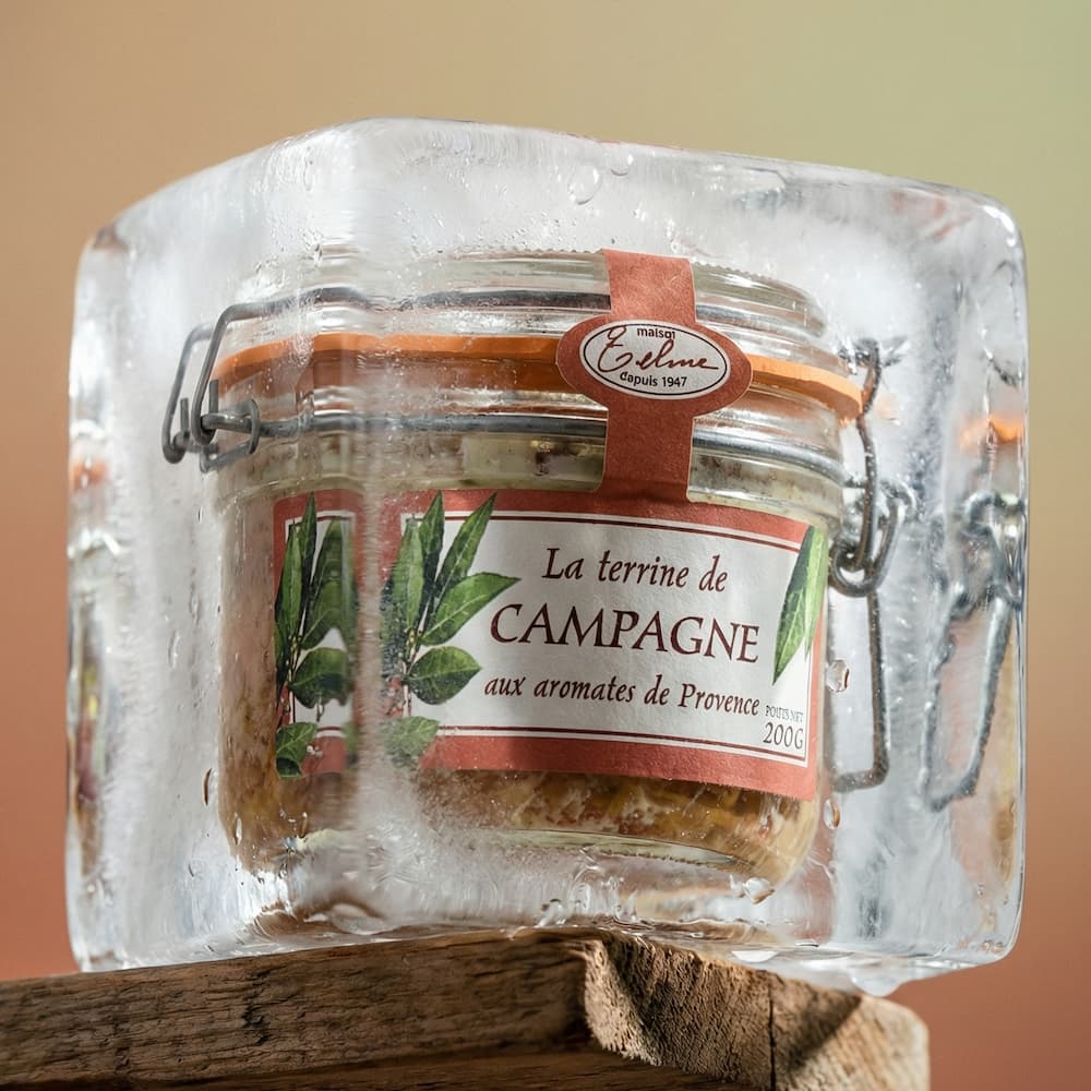 Landterrrine mit Kräutern der Provence
