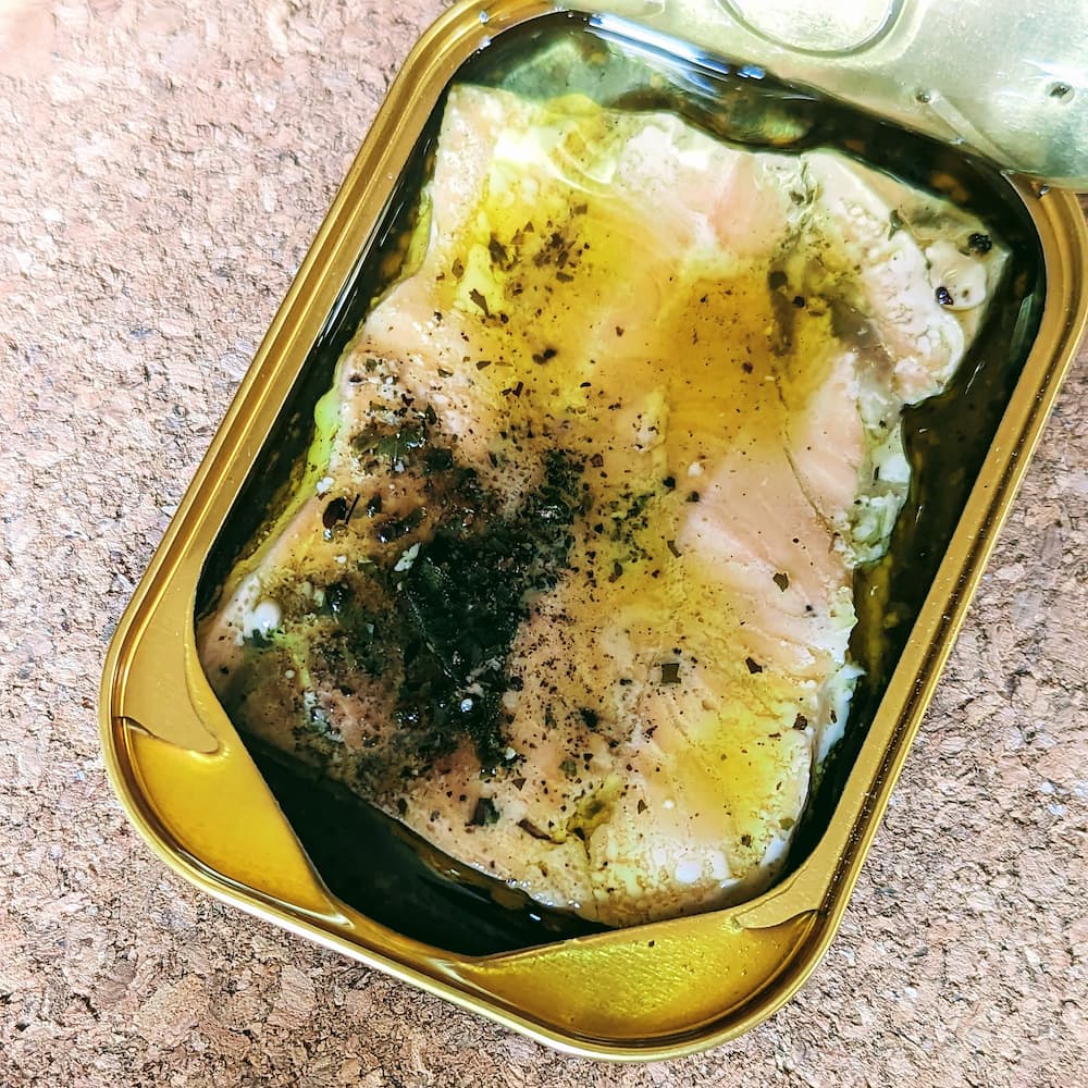 Lachs N°2 aus den Färöer Inseln, mit Sanddorn und Zitronenverbene - Fangst.nordic