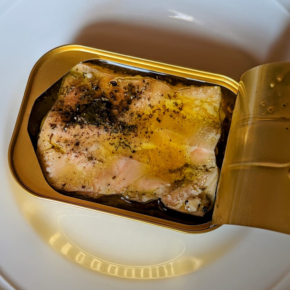 Lachs N°2 aus den Färöer Inseln, mit Sanddorn und Zitronenverbene - Fangst.nordic