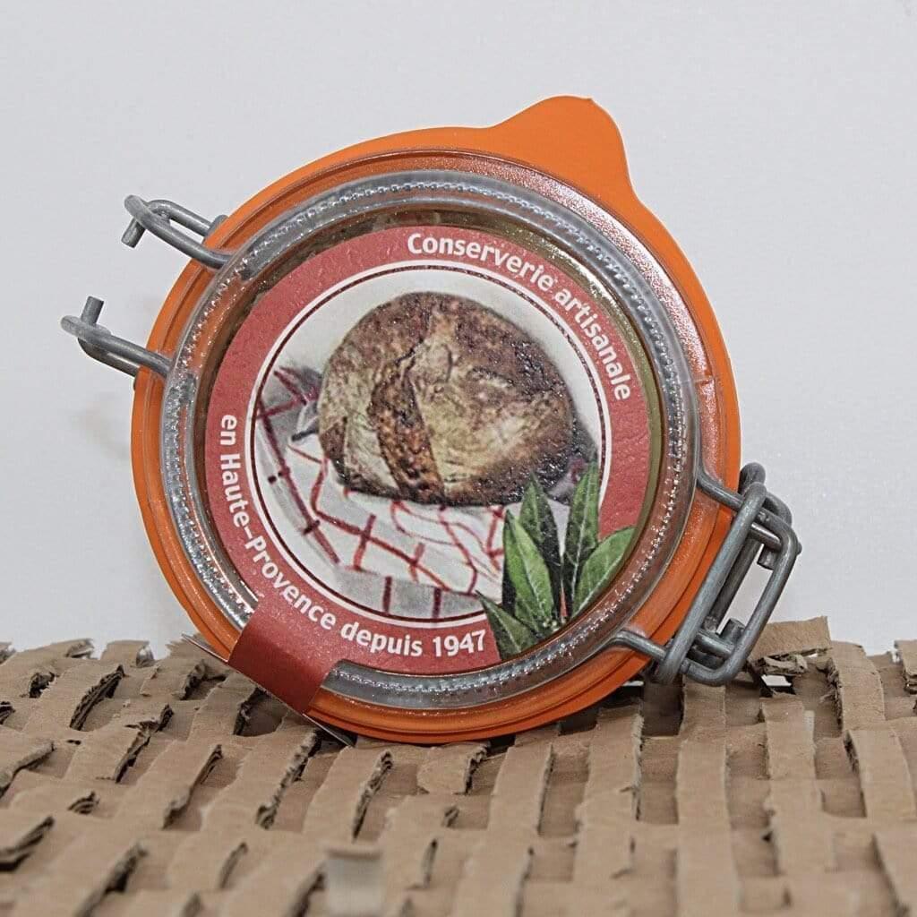 Landterrrine mit Kräutern der Provence