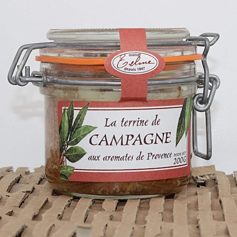 Landterrrine mit Kräutern der Provence
