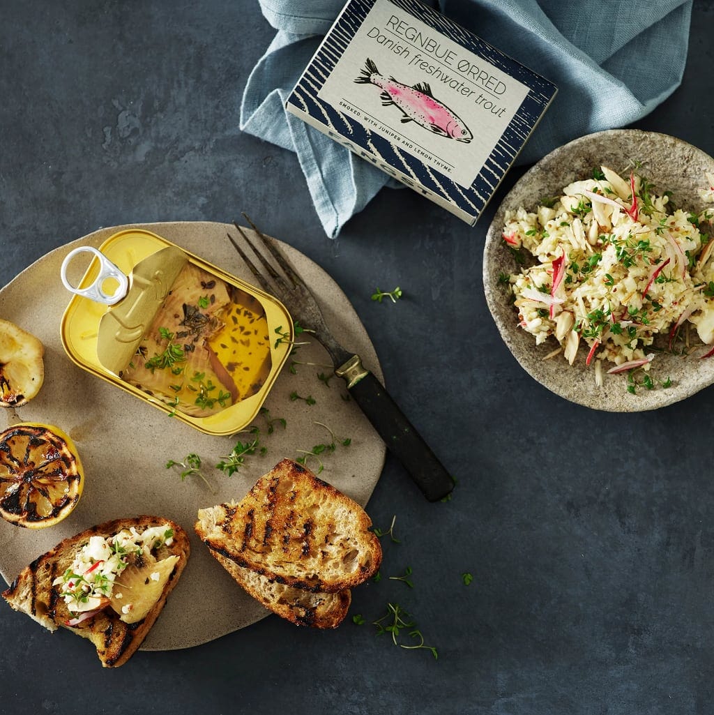 Dänische Forelle, geräuchert und mit Wacholder und Zitronenthymian - Fangst.nordic -  sardine.shop